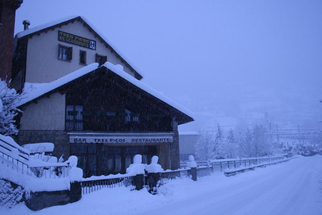 Tres Picos Hotel Еристе Екстериор снимка